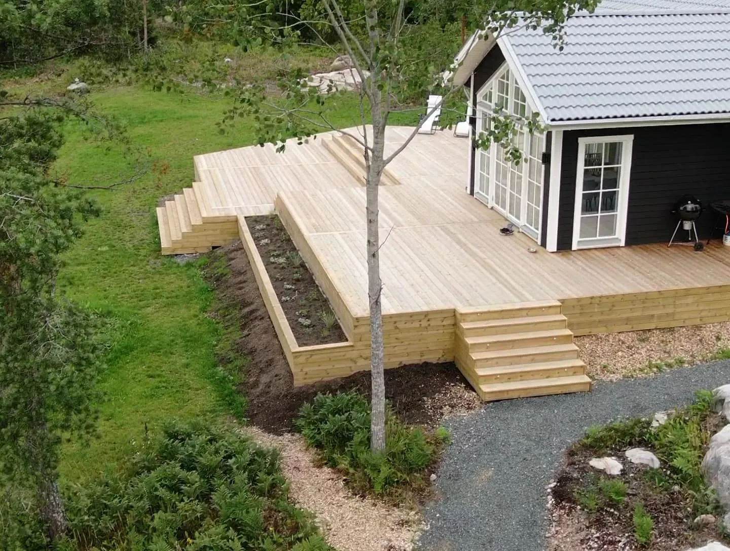 Blómakassi við kant