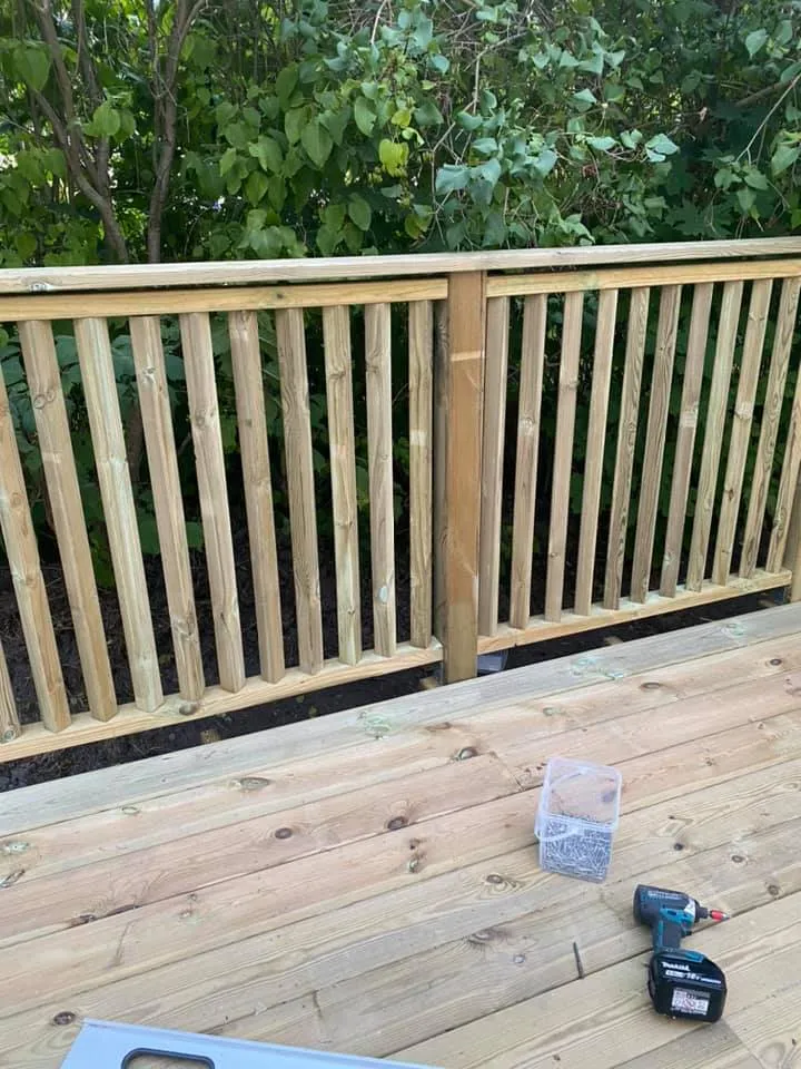 Standandi tréhandrið með yfirleggjara.