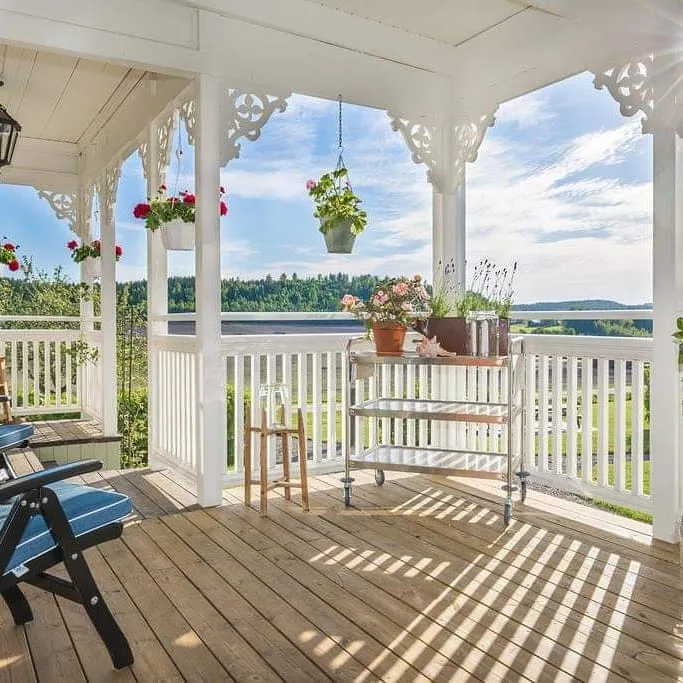 Hvít verönd með standandi handriði.